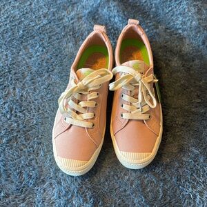 Cariuma Women’s Blush Canvas Sneakers